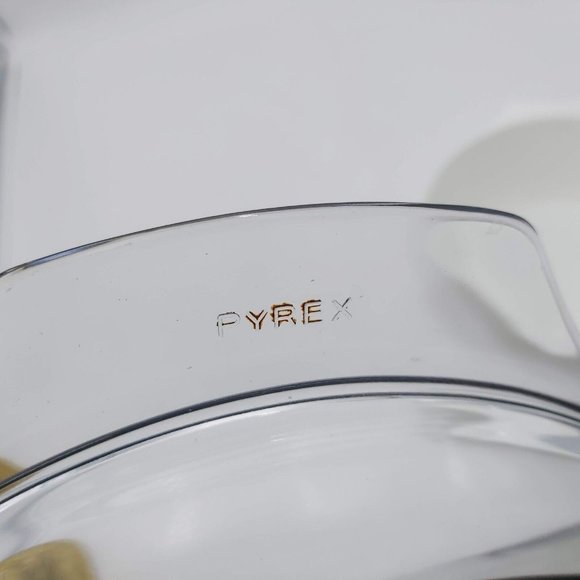 Pyrex Blue Iris Casserole Dish with Lid 8 Inches in Diameter Vintage Cookware - Picture 6 of 7